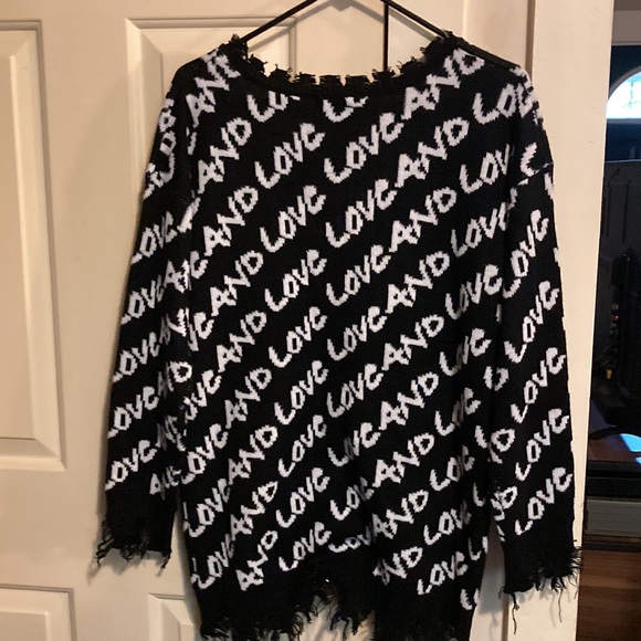 Trendy threads Love raw edges sweater size M - Picture 6 of 7